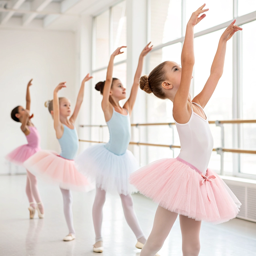 Grupo infantil de danza en una clase, practicando posiciones básicas, ambiente alegre y profesional.